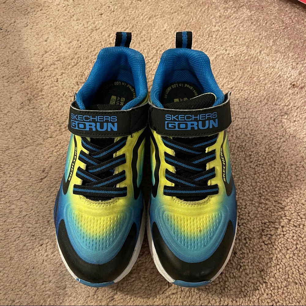 Boys Skechers Go Run sneakers size 1.5